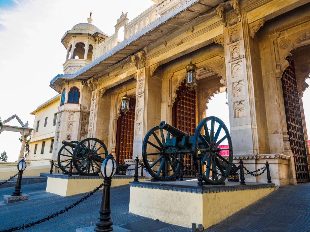 Hikezy-Gate-of-City-Palace-in-Udaipur-Rajasthan-India
