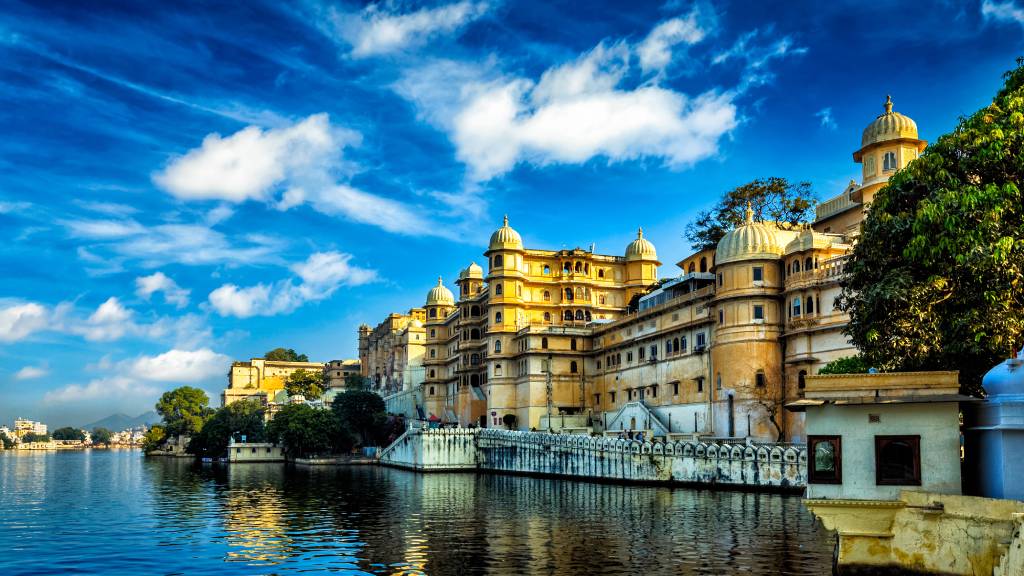 Hikezy-Romantic-India-luxury-tourism-wallpaper-Panorama-of-Udaipur-City-Palace-and-Lake-Pichola-Udaipur-Rajasthan-India