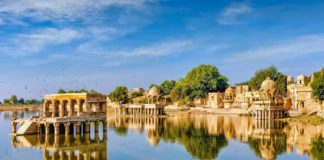 Hikezy - Gadi Sagar (Gadisar) Lake is one of the most important tourist attractions in Jaisalmer, Rajasthan, North India