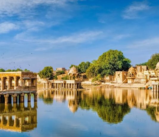 Hikezy - Gadi Sagar (Gadisar) Lake is one of the most important tourist attractions in Jaisalmer, Rajasthan, North India