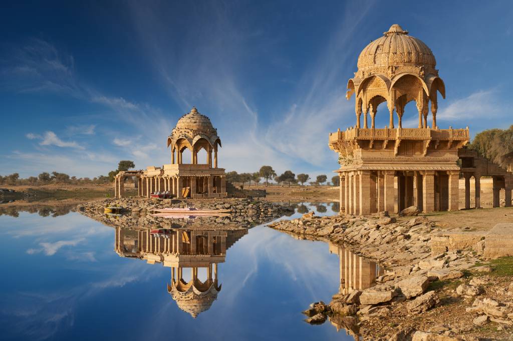 Hikezy - Indian landmarks Gadi Sagar temple on Gadisar Lake Jaisalmer, Rajasthan, North India