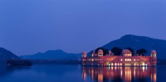 Hikezy - Jal Mahal at blue hour. This palace in Jaipur is one the most known because of its location - in the middle of the lake