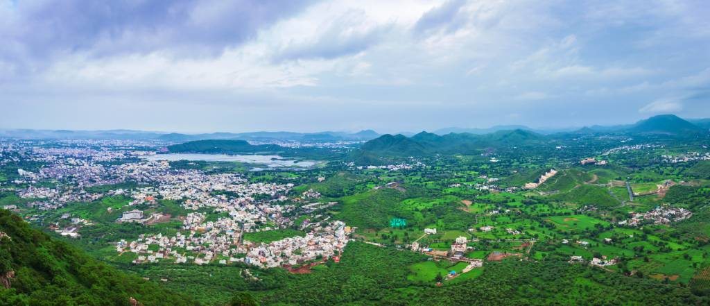 Hikezy - Top view of beautiful city of lakes, udaipur on the rainy day from sajjangarh fort, the top peak of the city build by king of Rajasthan, India