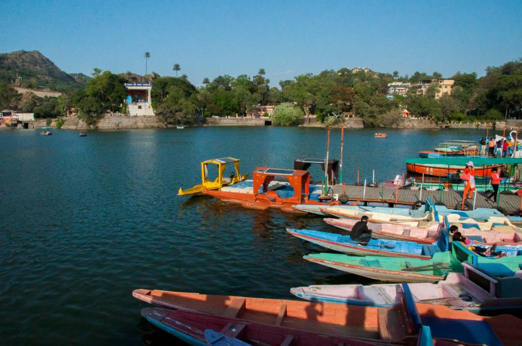Hikezy - Nakki Lake is a lake situated in the Indian hill station of Mount Abu in Aravalli range